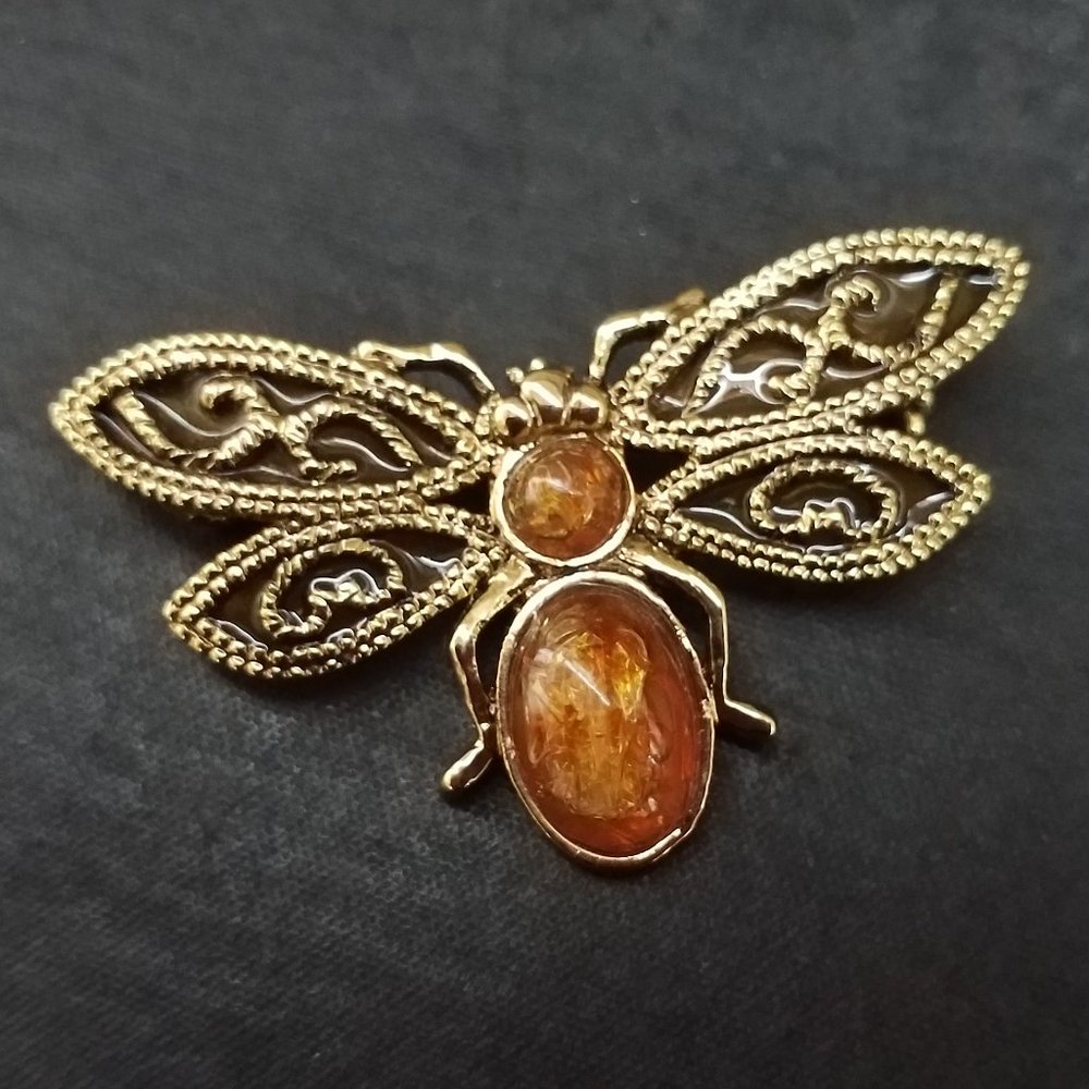 VINTAGE Insect Faux Amber Gold Tone Winged Bug Brooch Pin
